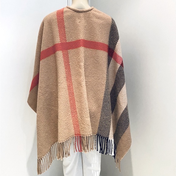 BURBERRY CHECK WOOL & CASHMERE FRINGE CAPE. - Picture 4 of 12